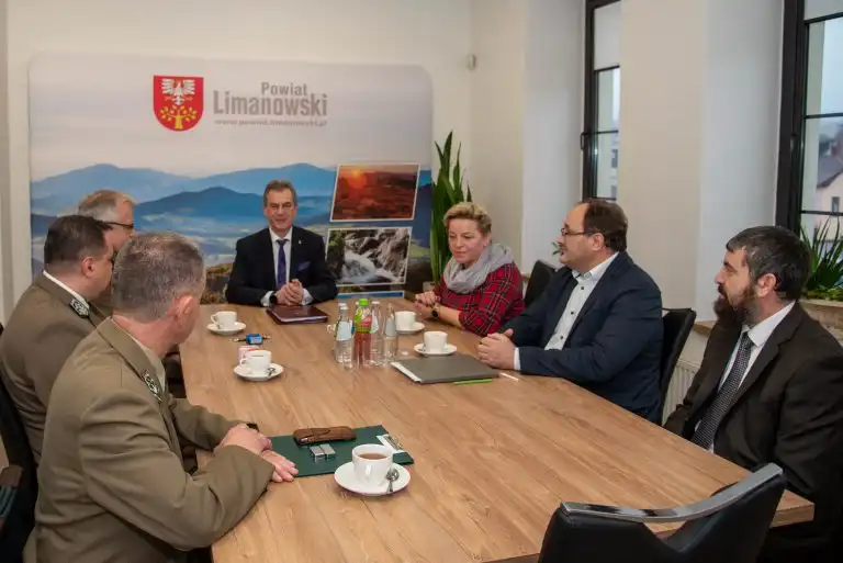 Limanowa: W Starostwie Powiatowym podpisano porozumienie z Nadleśnictwami i Gorczańskim Parkiem Narodowym