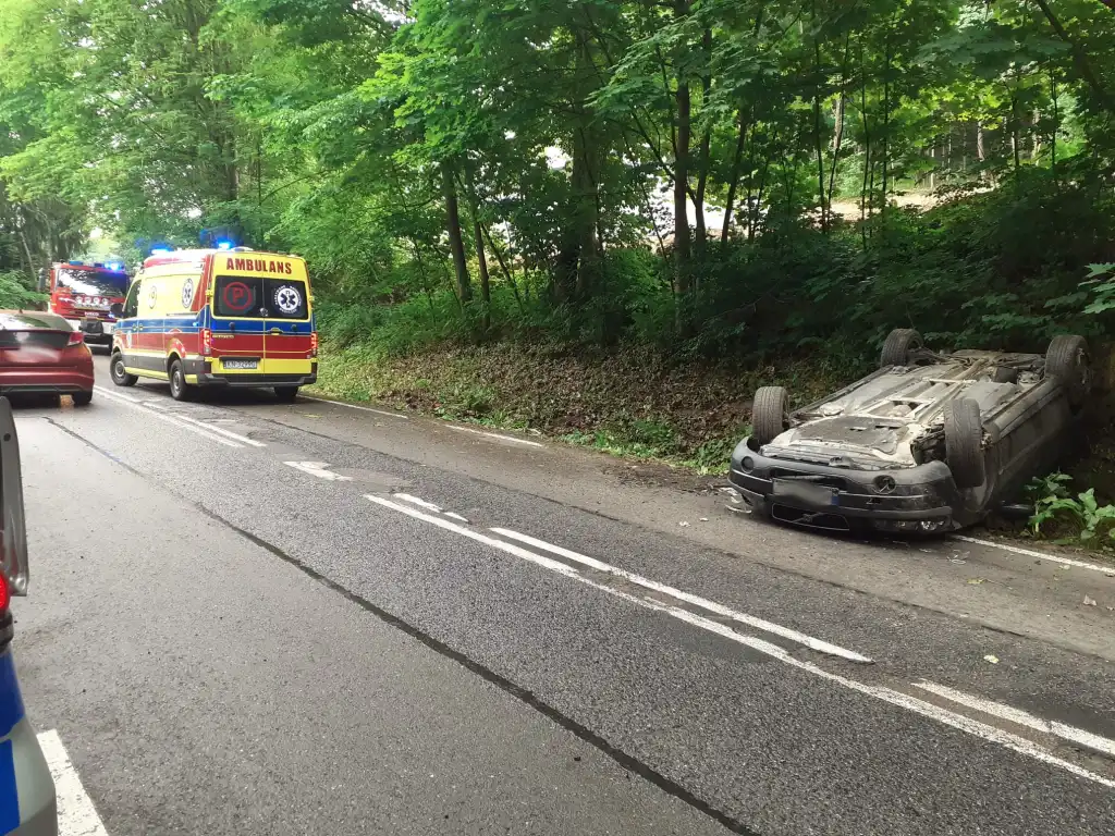 W miejscowości Lipie dachowało osobowe Volvo. pojazdem podróżowała kobieta z dziećmi