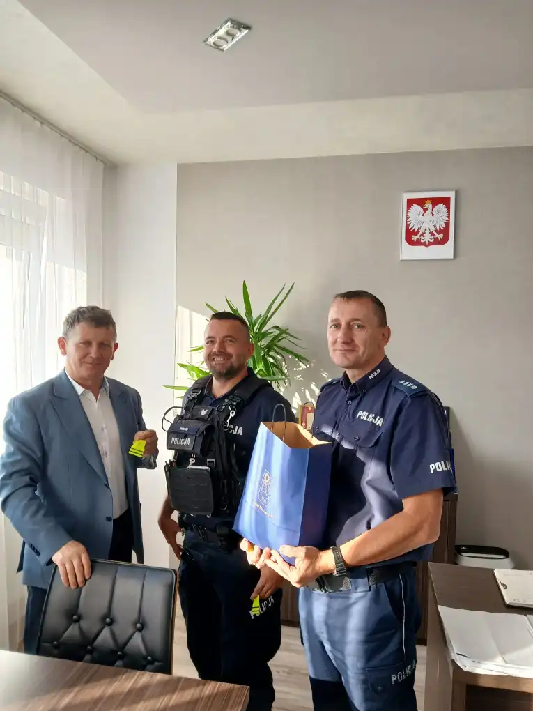 Odblaski dla uczniów gminy Niedźwiedź. Rusza akcja ‘Bezpieczna droga do szkoły’