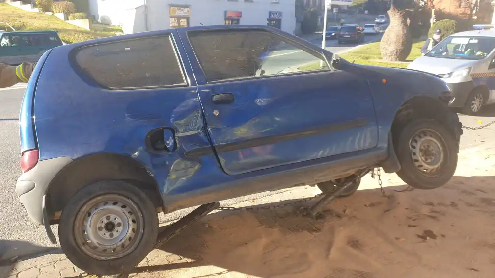Zderzenie dwóch samochodów w Krynicy. Jedno auto "wylądowało" na przydrożnych słupkach