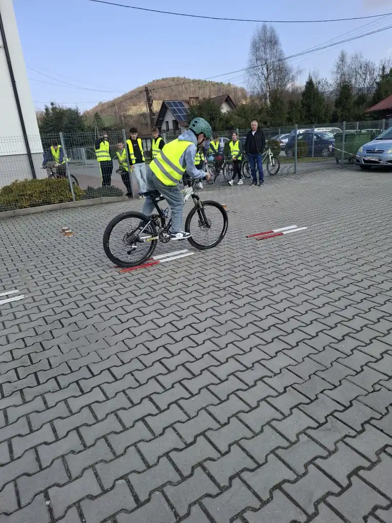 Bezpieczeństwo na drodze to podstawa. Sukces uczniów z NSP Piekiełko