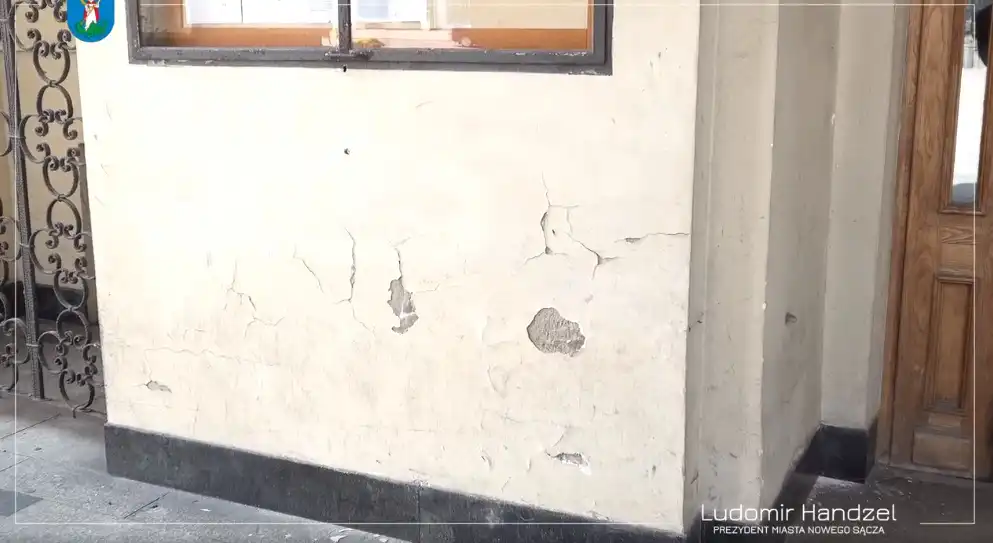 Rozpoczyna się remont elewacji przy wejściu do sądeckiego Ratusza