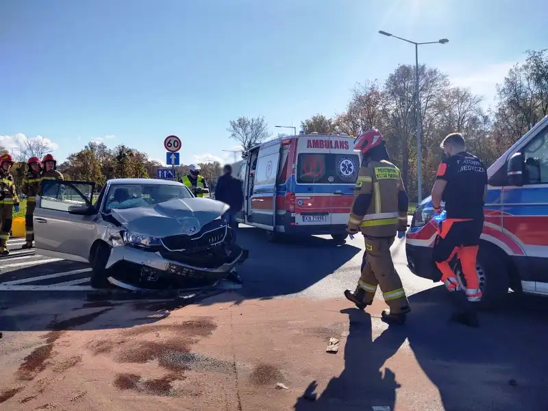 Na Al. Piłsudskiego zderzyły się dwa samochody osobowe. Trzy osoby poszkodowane