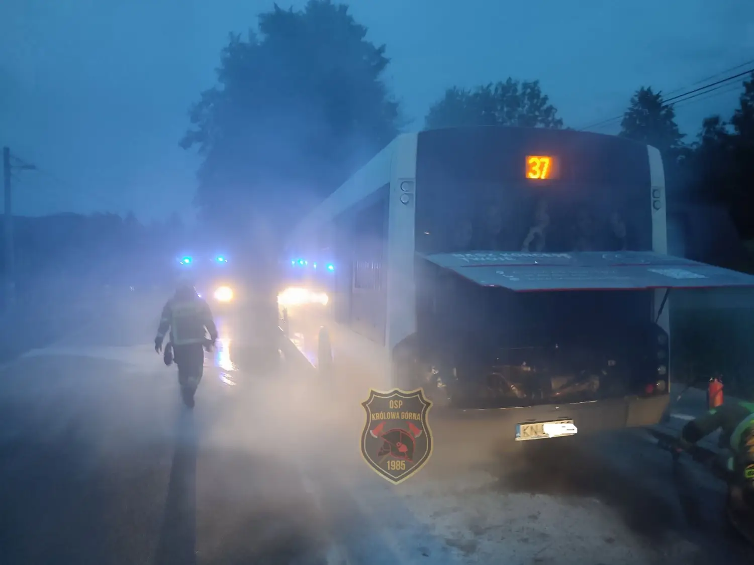 Pożar autobusu miejskiego w Boguszy. Ogień pojawił się w komorze silnika