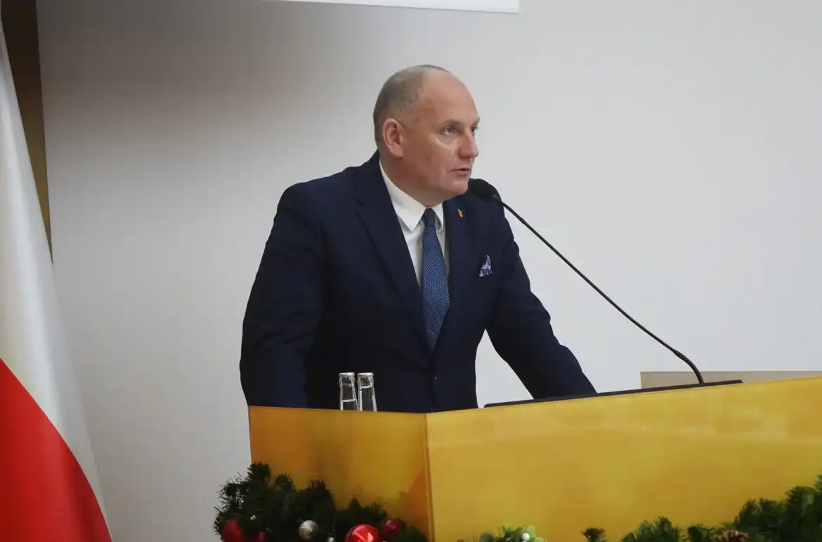 Nowe karetki, konkursy i inwestycje. Rada Powiatu Nowosądeckiego omawiała kluczowe projekty