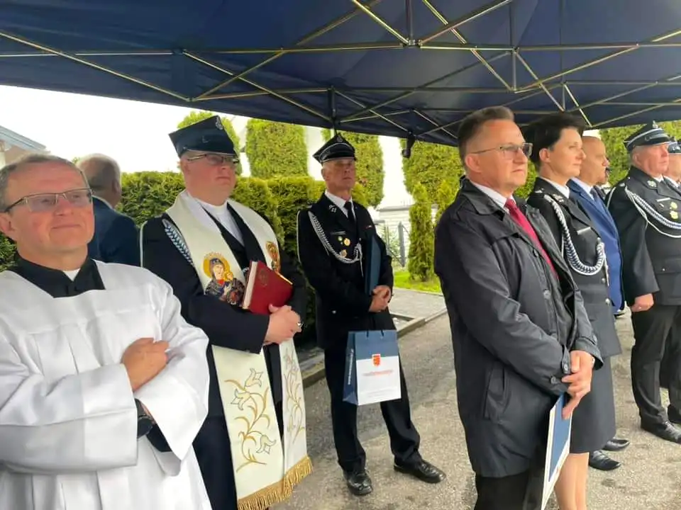 OSP w Długołęce-Świerkli z nowym sztandarem i promesą od starosty