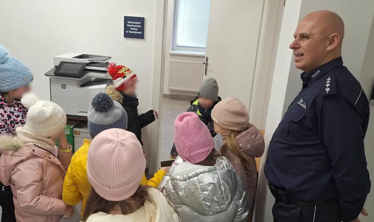 „Bezpieczne ferie” w Nawojowej. Dzieci odwiedziły komisariat