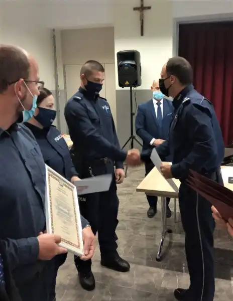 Uratował tonącego mężczyznę. Podziękowali mu Komendant Policji i Wójt
