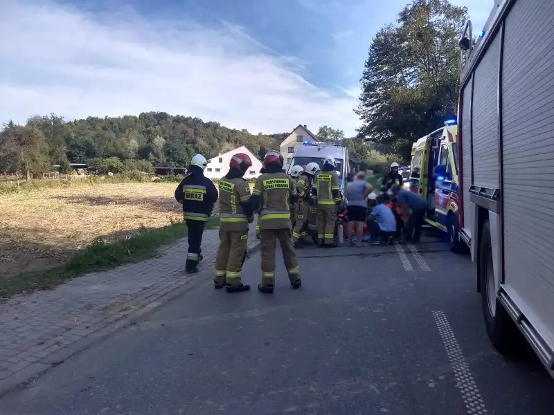 Wypadek w Przydonicy. Samochód zderzył się z hulajnogą. W akcji śmigłowiec LPR