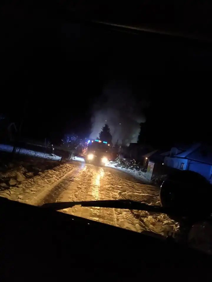 Pożar budynku gospodarczego w Dominikowicach. Z ogniem walczyło 10 zastępów straży