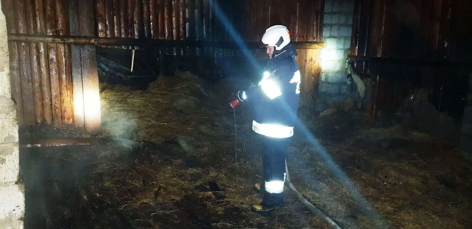 Pożar w budynku gospodarczym w Roztoce-Brzezinach. Płonęło siano
