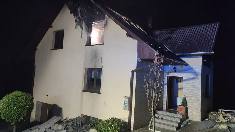 Pożar budynku mieszkalnego w Żeleźnikowej Małej. Dwie osoby poszkodowane