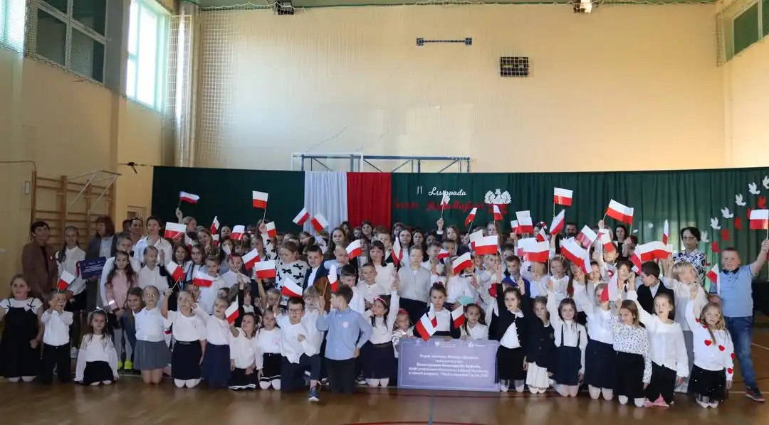 Flaga, hymn i czerwone jabłko. Święto niepodległości w Długołęce-Świerkli
