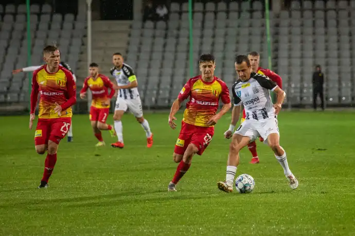 Sandecja pokonuje lidera rozgrywek Fortuna I ligi Koronę Kielce i awansuje na trzecią lokatę w tabeli