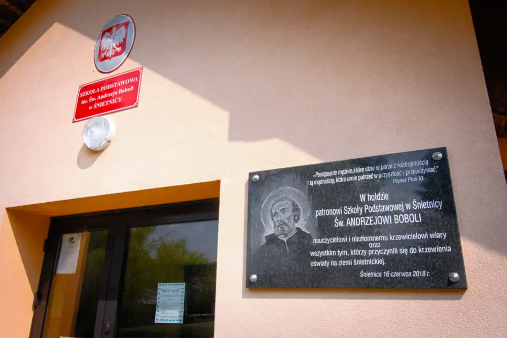 Szkoła Podstawowa w Śnietnicy z nowo dobudowaną częścią budynku