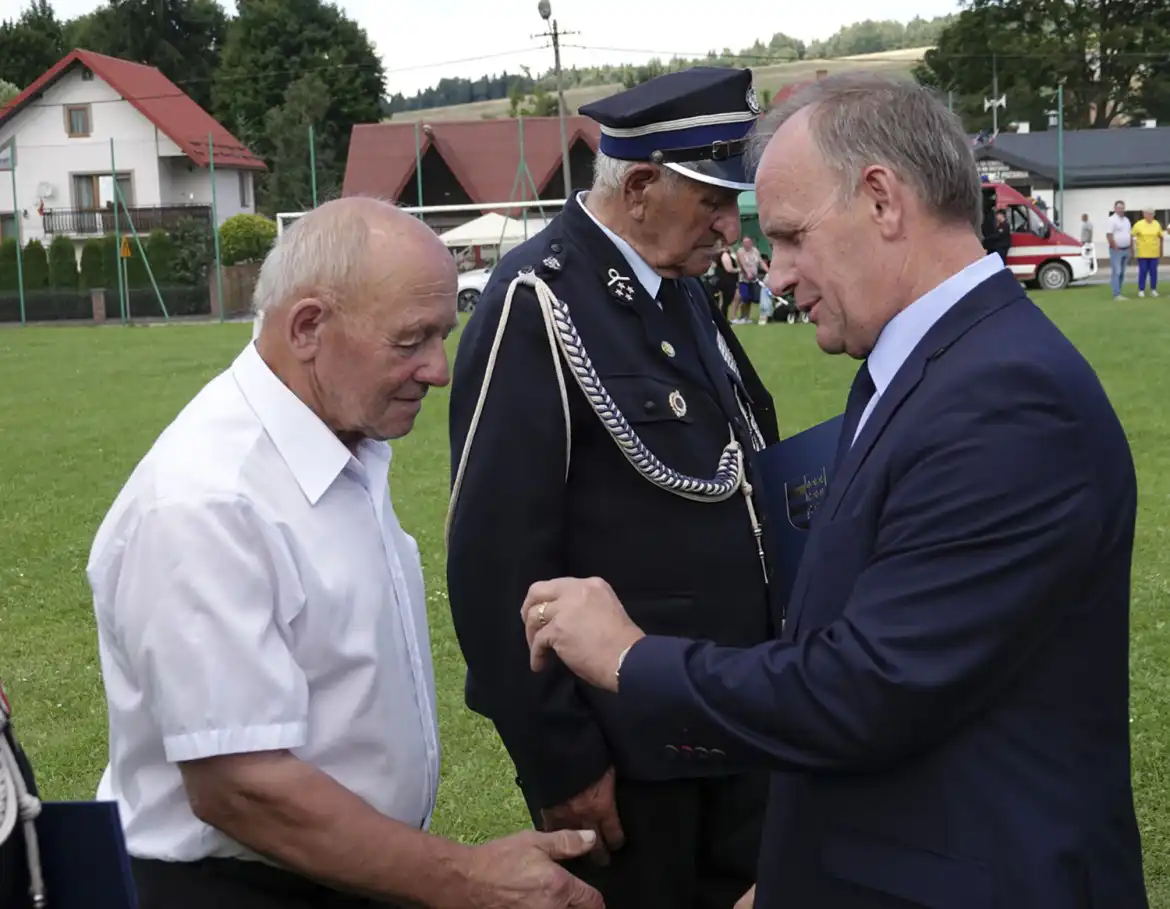 Strażacy z OSP w Muszynce świętowali 100-lecie założenia swojej jednostki. Podczas uroczystości otrzymali nowy sztandar