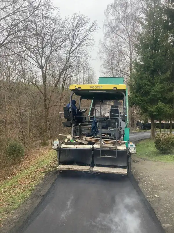 Nowy asfalt na drodze w Korzennej