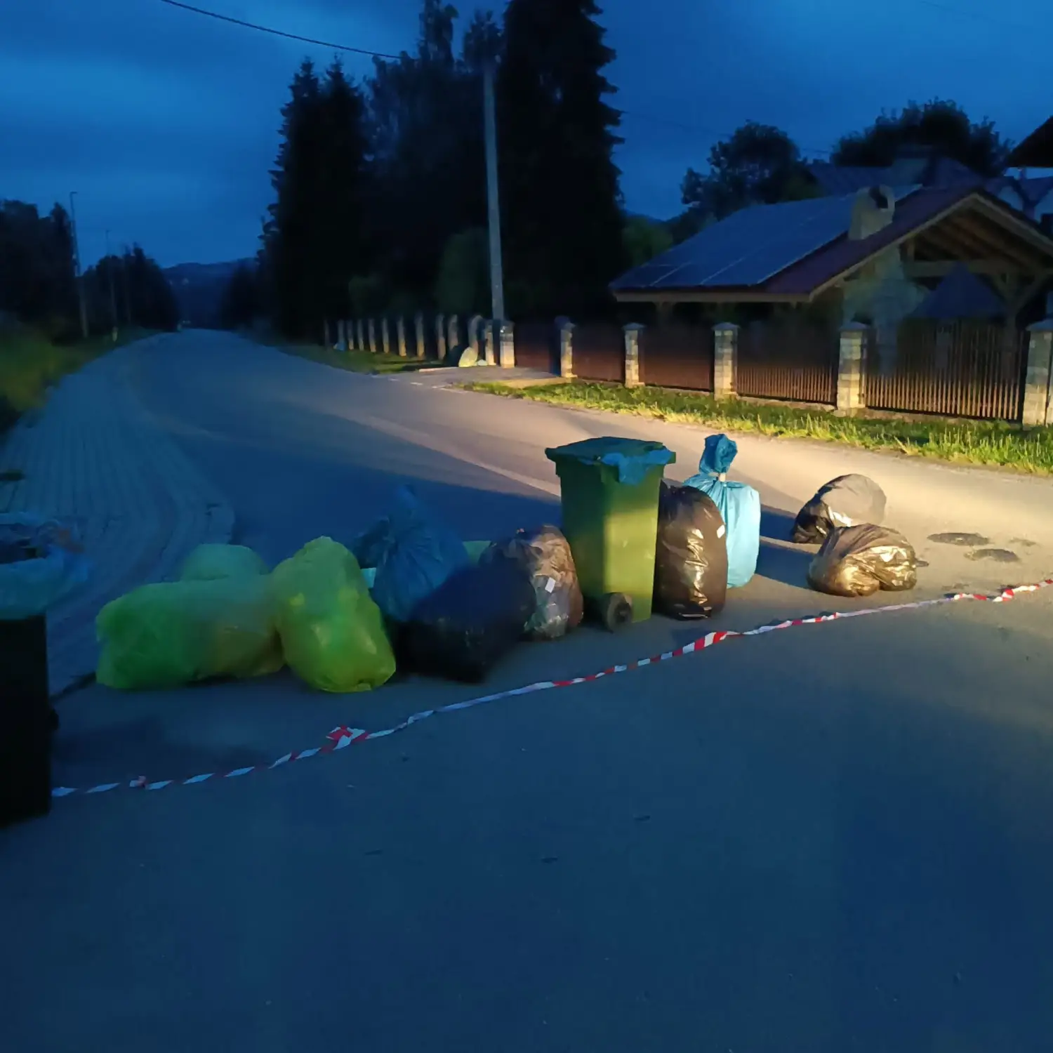 Niebezpieczny incydent w Ptaszkowej. Ktoś urządził tor przeszkód z kubłów i worków na śmieci