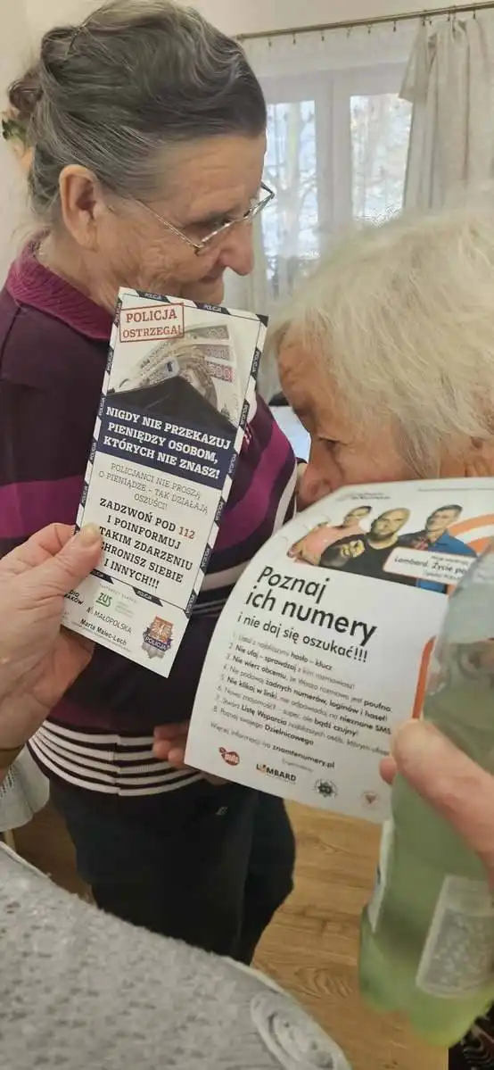 Jak uniknąć oszustw? Dzielnicowy edukuje seniorów w Limanowej