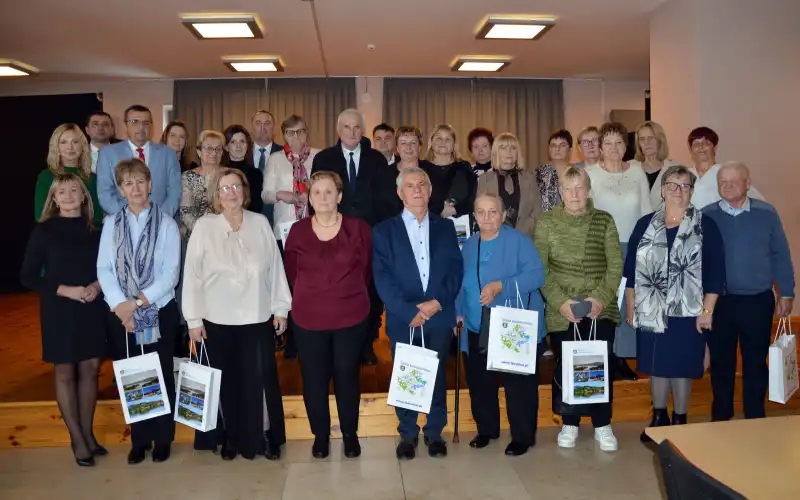 Wdzięczność i wspomnienia. Emerytowani pracownicy spotkali się z Wójtem