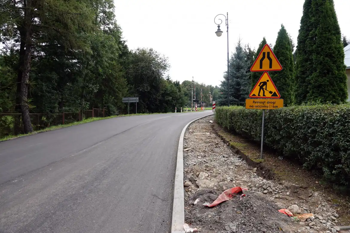 Trwa remont 7,5 km odcinka drogi powiatowej na trasie Powroźnik - Tylicz. W ramach prac zostanie zmodernizowanych siedem mostów