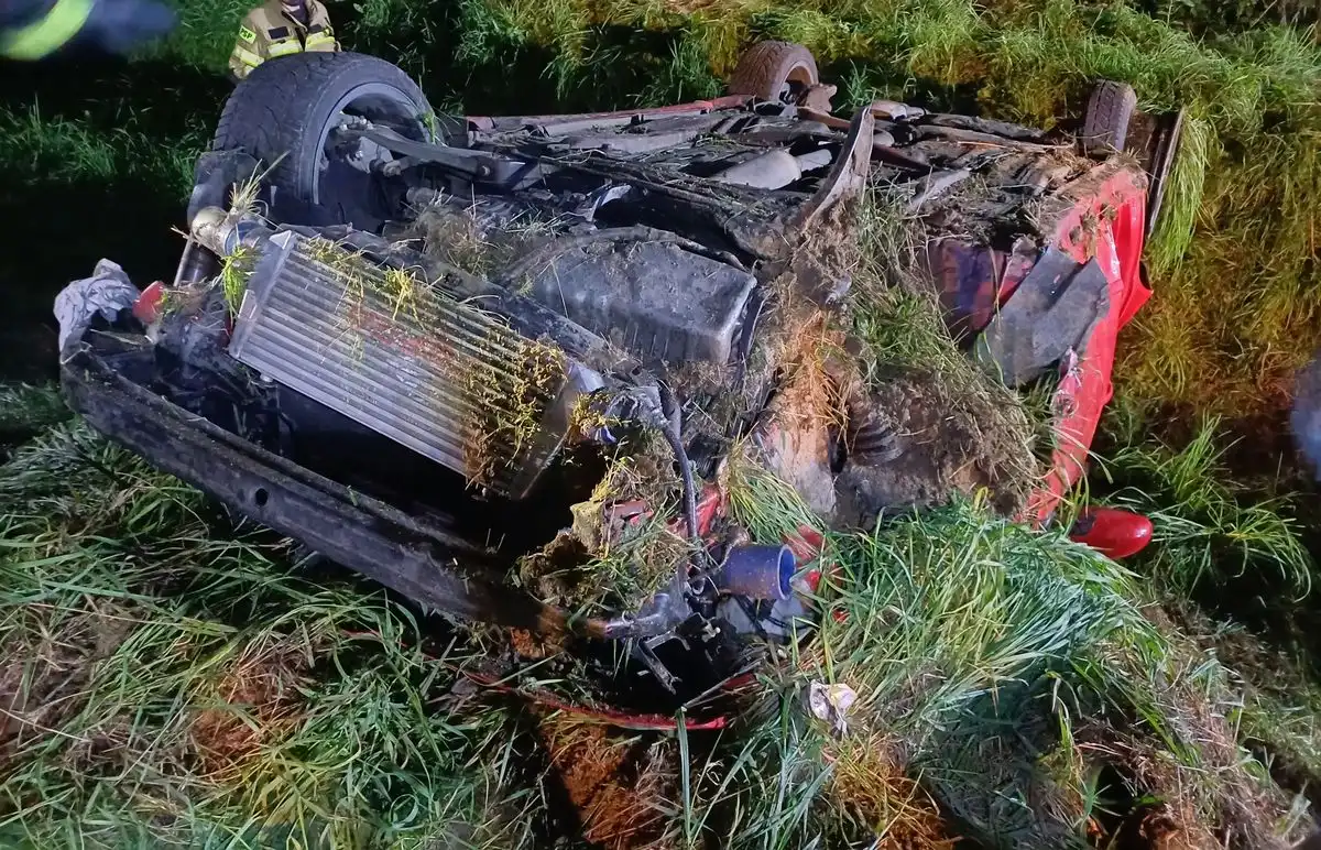 Wypadek w Maszkowicach. Samochód osobowy wypadł z drogi. Trzy osoby poszkodowane