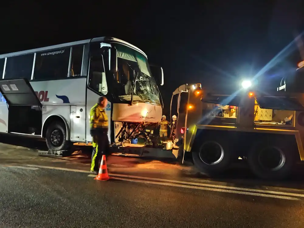 Tragiczny wypadek w Witowicach Górnych w relacji strażaków. W czołowym zderzeniu autobusu i osobówki zginęły dwie osoby
