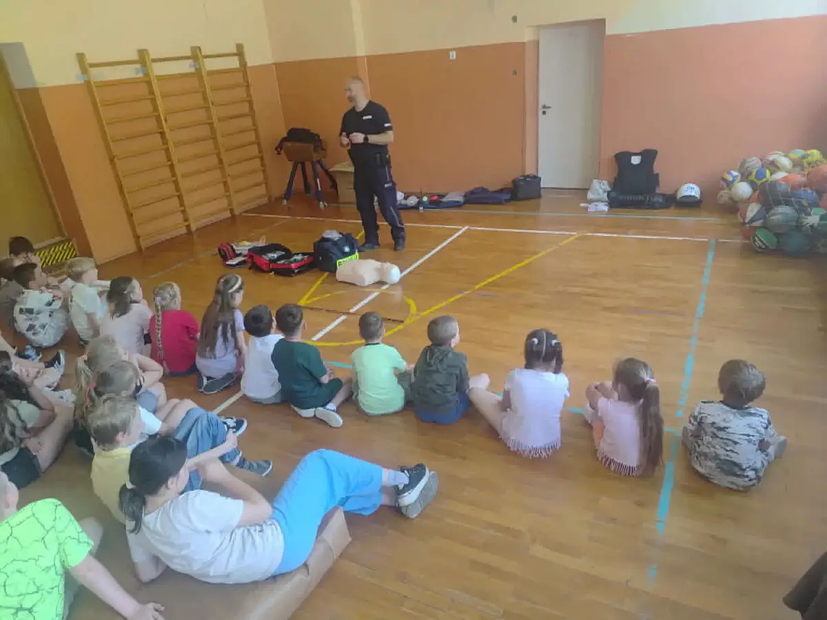 Uczniowie ćwiczyli resuscytację i obsługę AED. Ważna lekcja przed latem