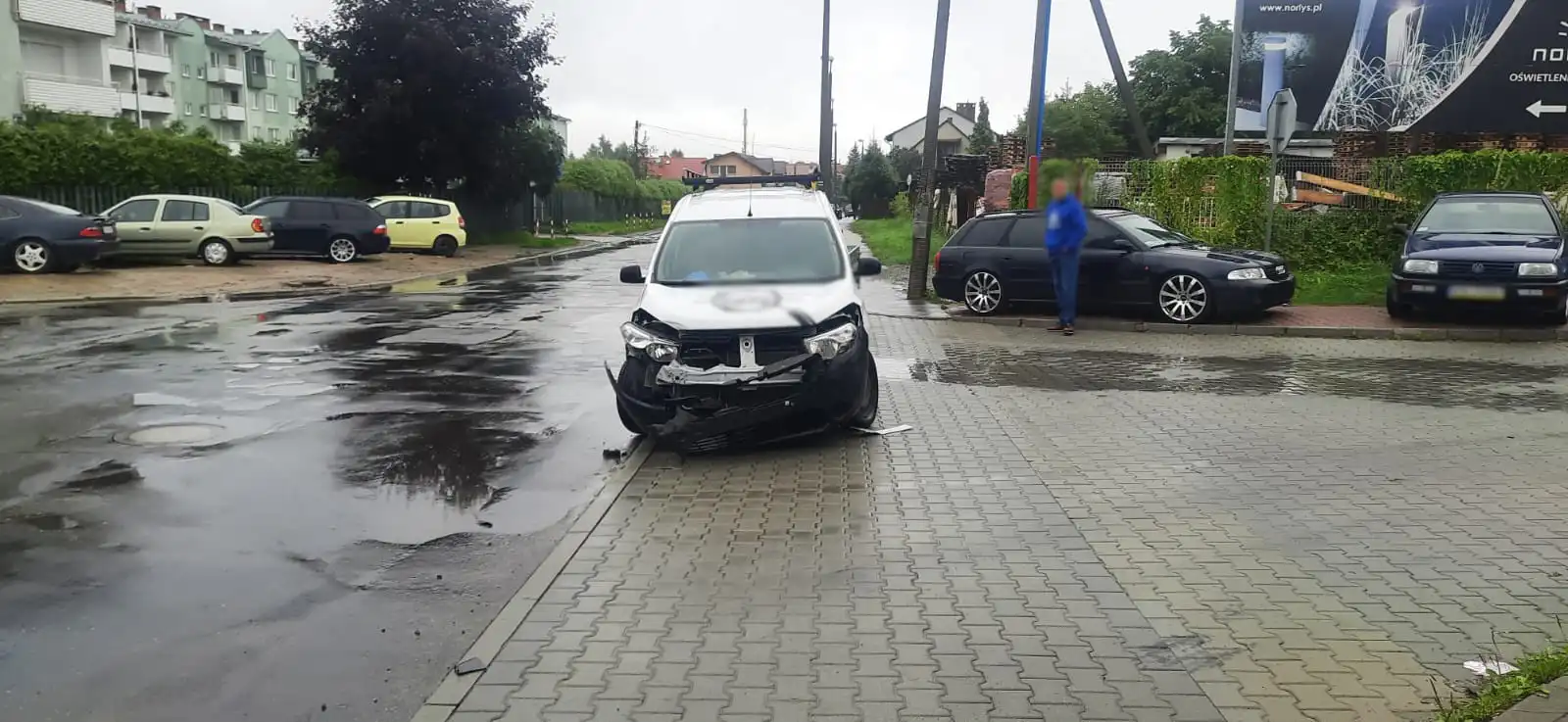 Nowy Sącz: Kolizja na ul. Jana Pawła II. Jeden z pojazdów dachował