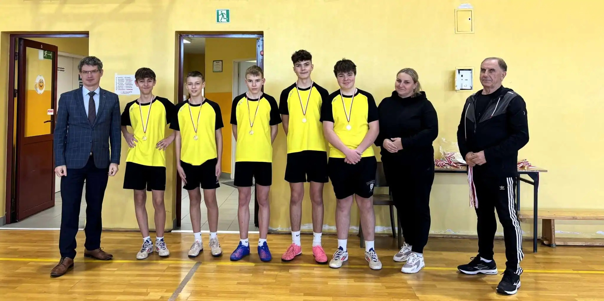 Gminny turniej koszykówki w Tymbarku. Emocjonujące zmagania młodych sportowców