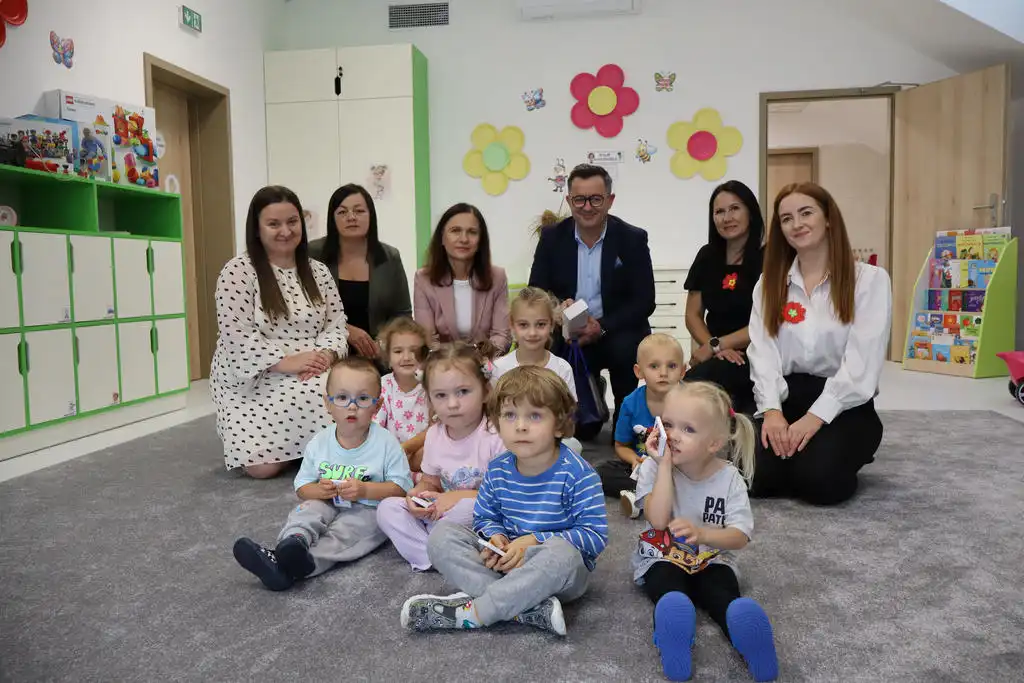 Nowe przedszkole i żłobek w Librantowej. Wójt przybił dzieciom piątkę