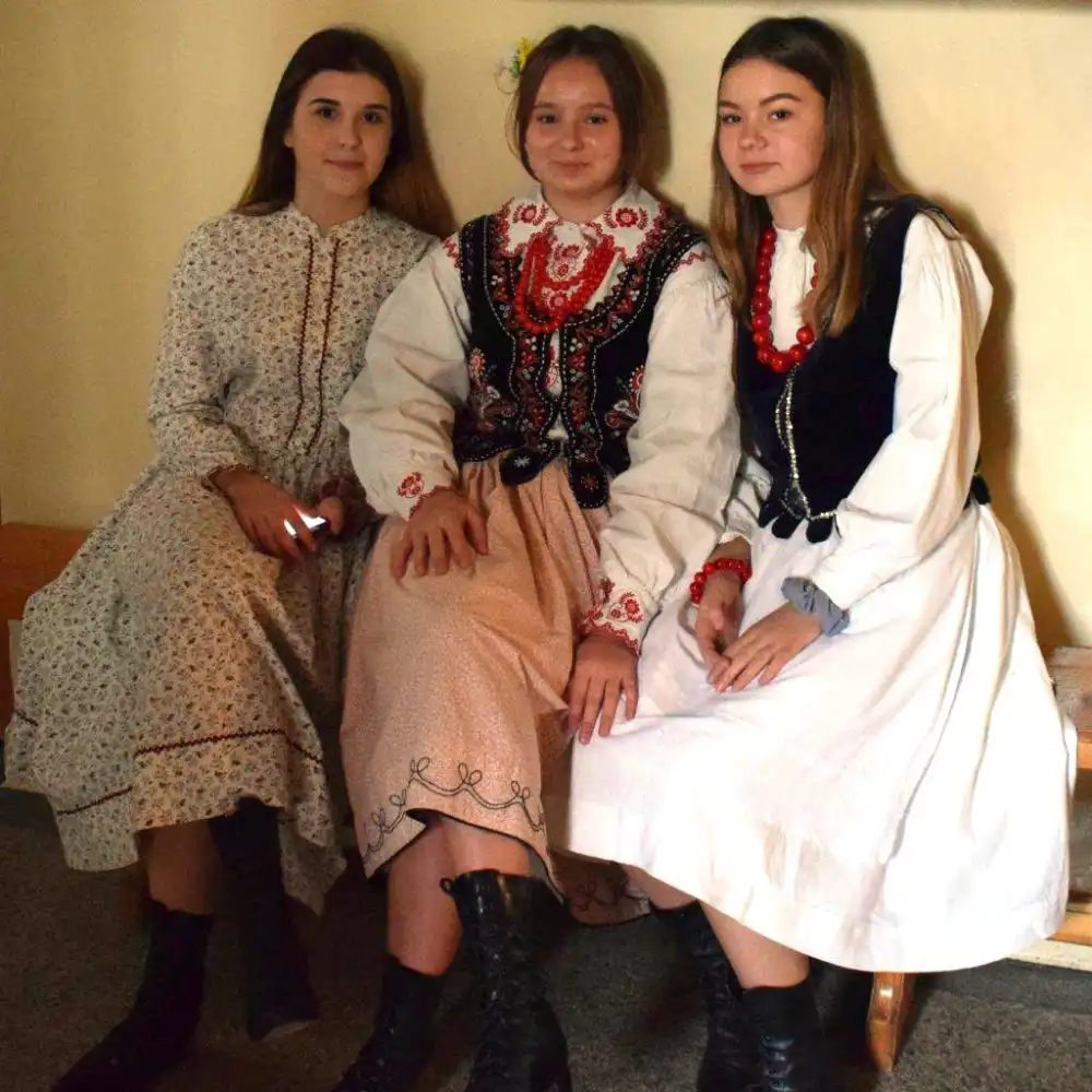 Uczniowie i nauczyciele ZS w Marcinkowicach pielęgnują pamięć o lokalnej historii i tradycji