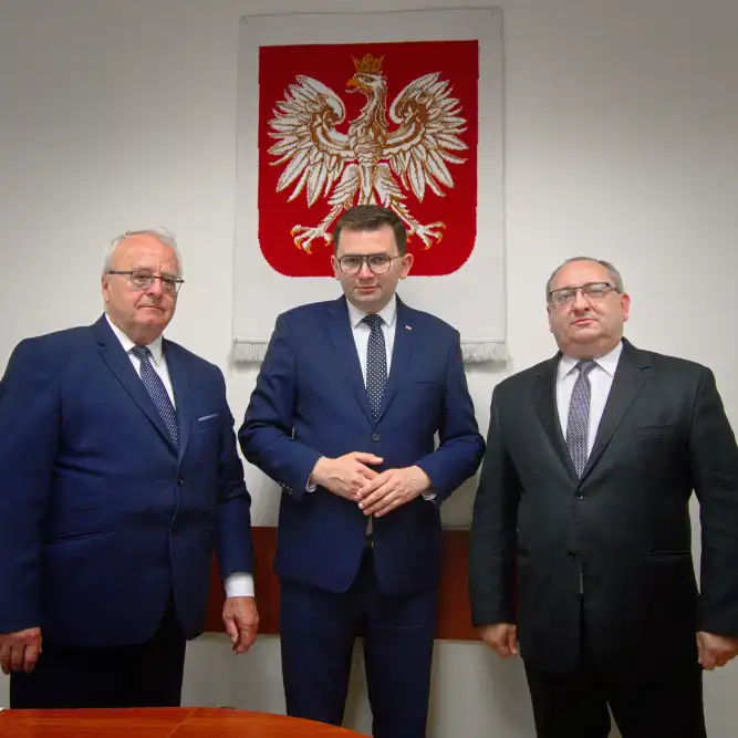 Szkoła Podstawowa w Śnietnicy z nowo dobudowaną częścią budynku