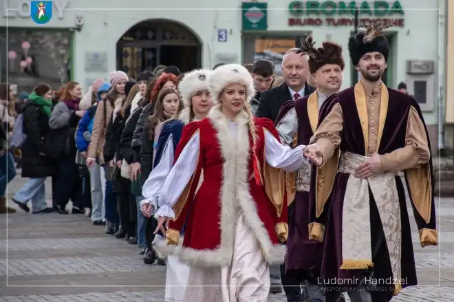 Sądeccy maturzyści zatańczyli na rynku poloneza