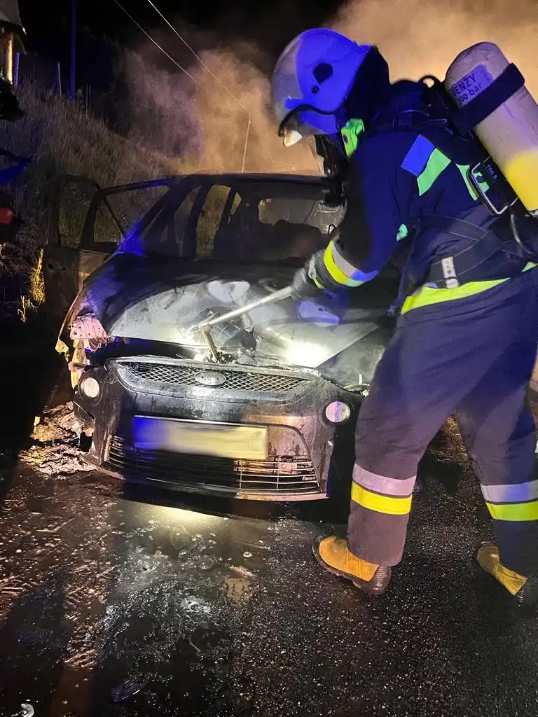 Pożar na DK75 w Tęgoborzy. Płonęła osobówka z przyczepą
