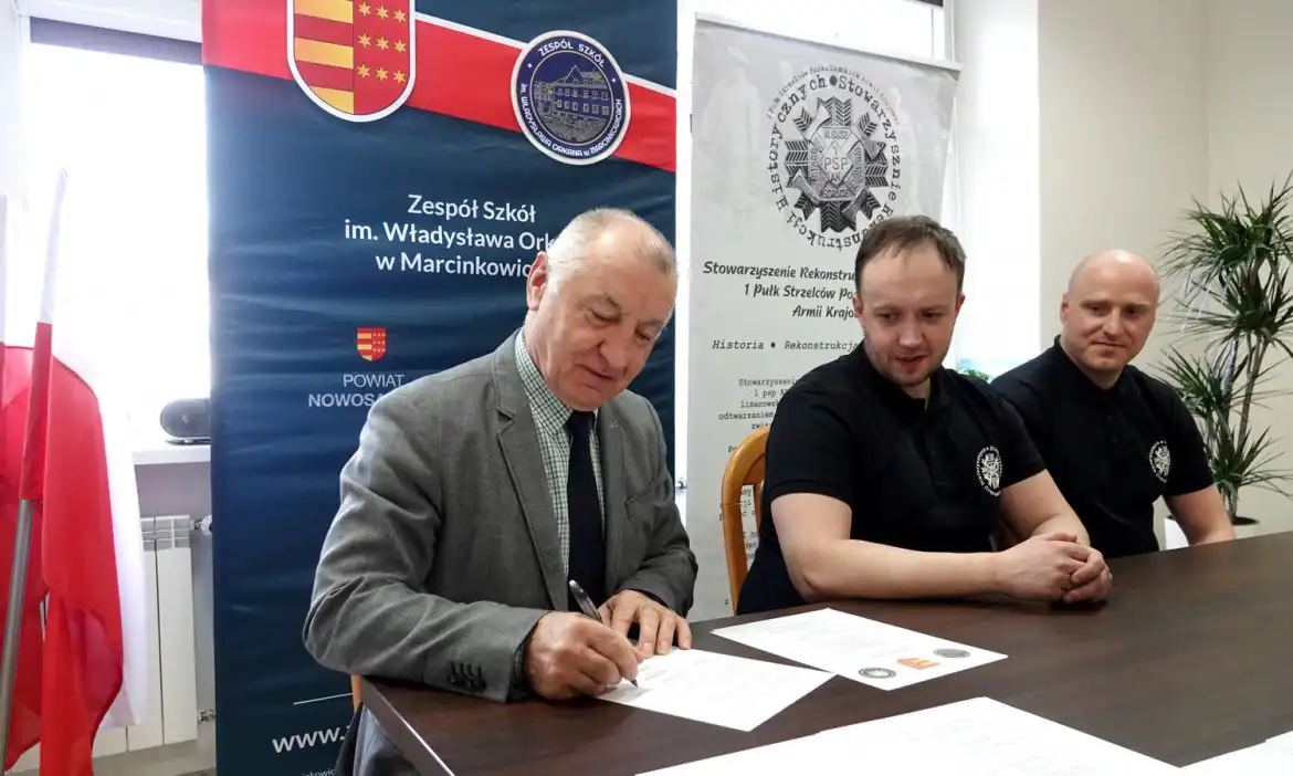 Starosta nowosądecki oraz szefowie Stowarzyszenia Rekonstrukcji Historycznych 1PSP AK podpisali porozumienie o współpracy