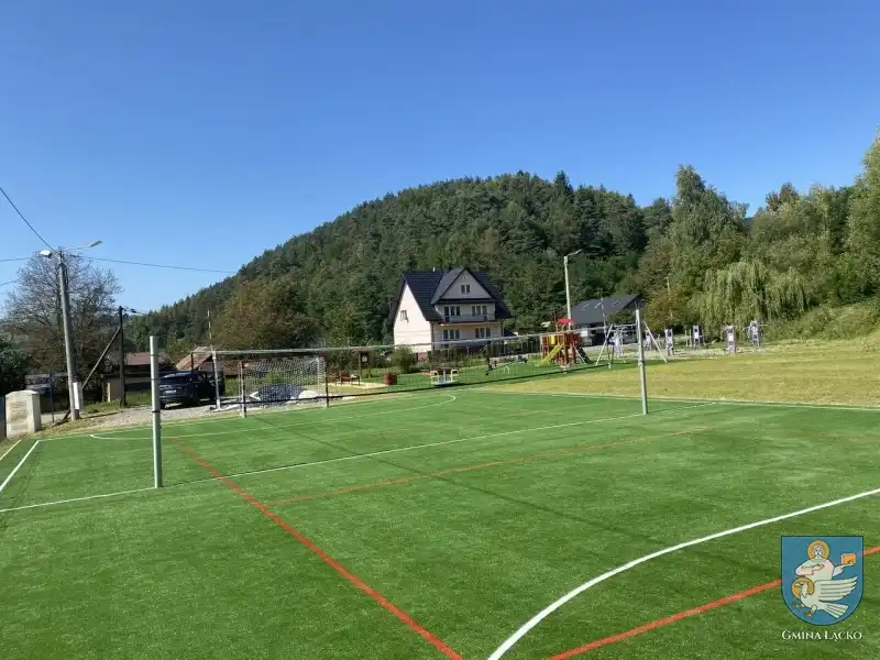 W Gminie Łącko powstały trzy kolejne place zabaw i boisko sportowe