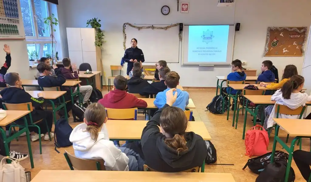 Bezpieczna droga i sieć. Policjanci edukują młodzież w Nowym Sączu