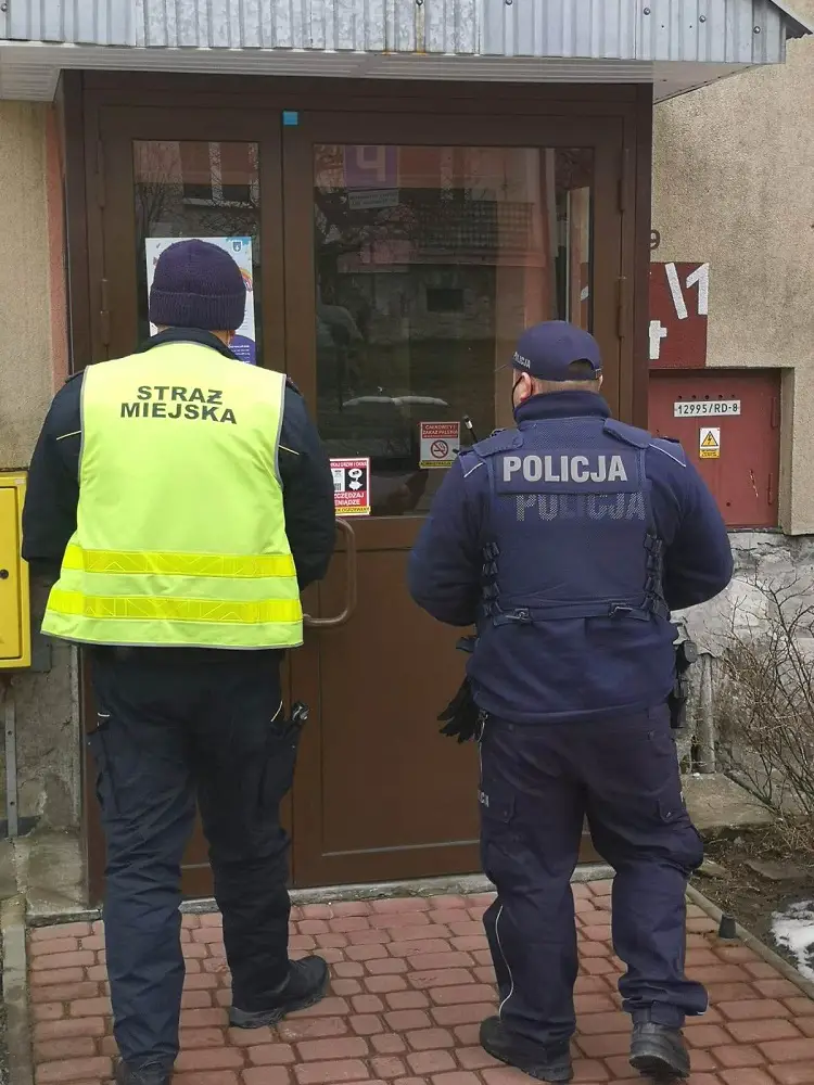 125 mandatów, 16 wniosków o ukaranie do sądu - sądeccy policjanci pilnują przestrzegania obostrzeń
