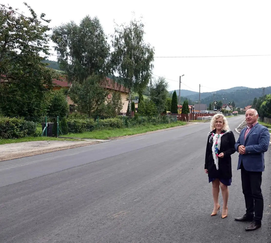 Trwa remont 7,5 km odcinka drogi powiatowej na trasie Powroźnik - Tylicz. W ramach prac zostanie zmodernizowanych siedem mostów
