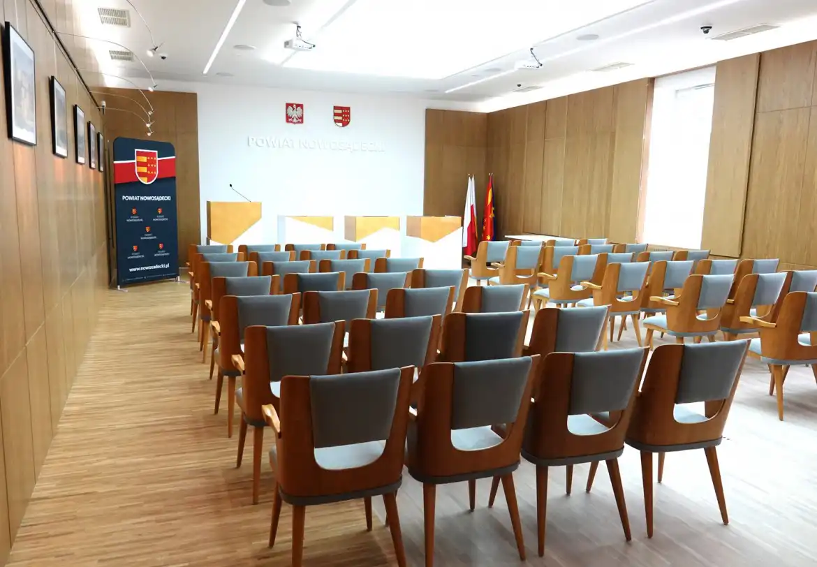 Galeria obrazów w sali obrad Starostwa Powiatowego