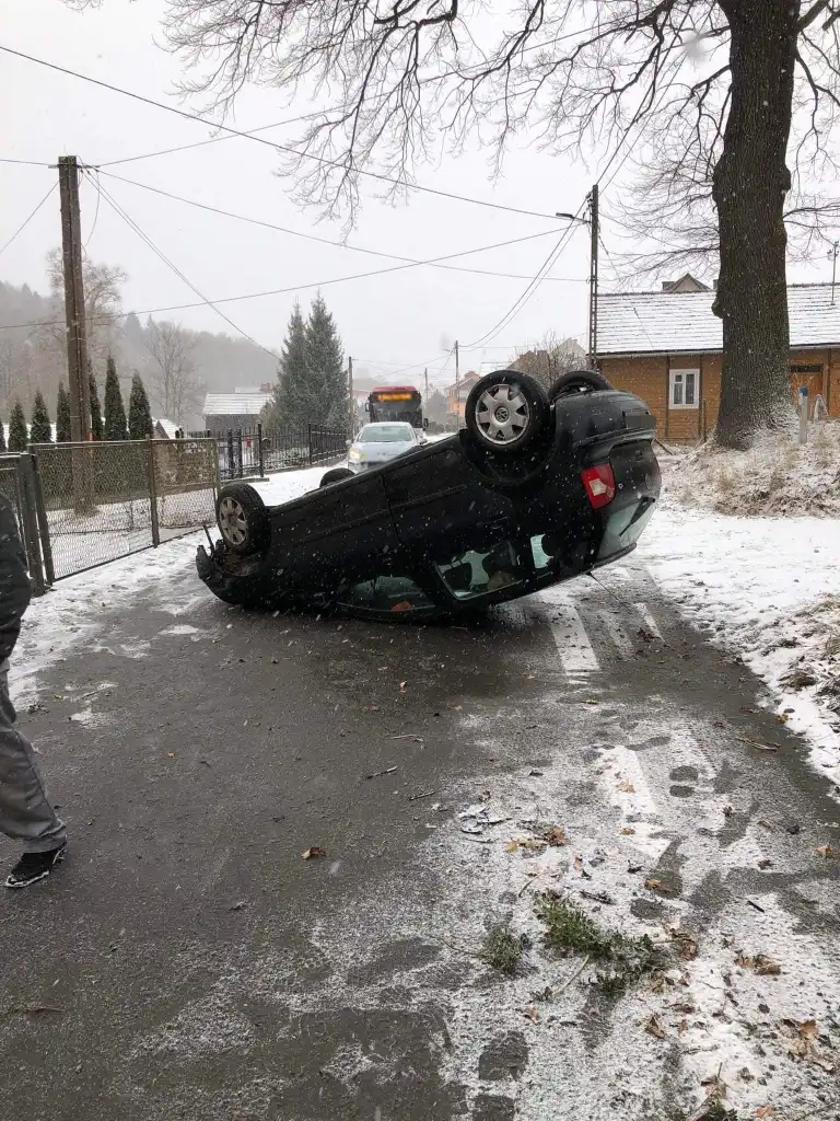 W Barcicach dachował samochód osobowy