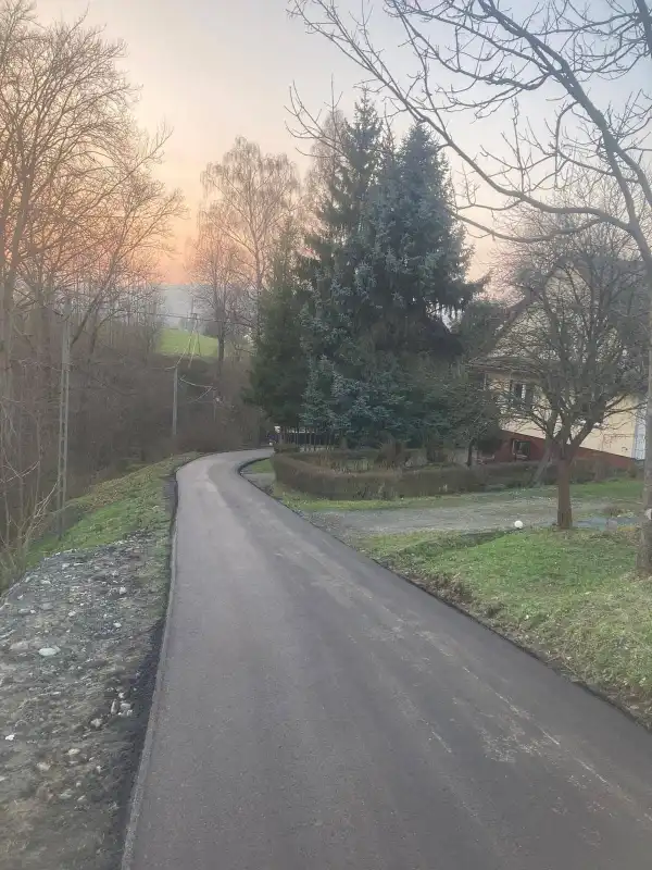 Nowy asfalt na drodze w Korzennej