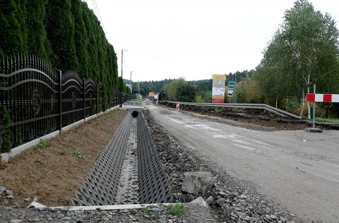 Trwają prace przy kilkunastu inwestycjach na drogach powiatu nowosądeckiego