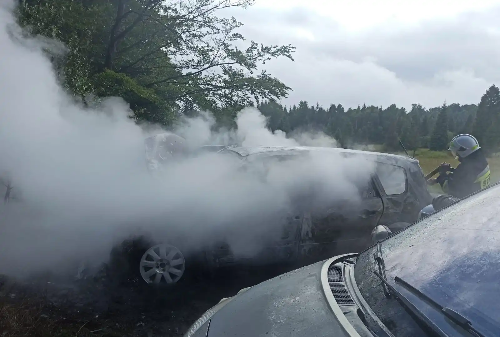 Piwniczna-Zdrój: Na parkingu leśnym płonęła osobówka. Zagrożony rozprzestrzenieniem ognia był sąsiedni pojazd