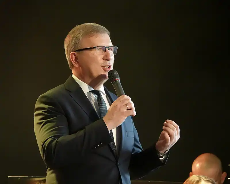 Koncert "EVERGREENS" w krynickiej Pijalni. W trakcie imprezy wystąpił Tomasz Bulzak