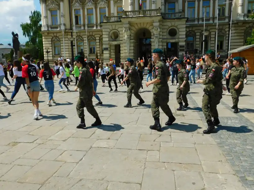 Jerusalema Dance Challenge przed sądeckim ratuszem