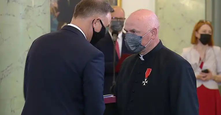 Ks. Józef Babicz - emerytowany proboszcz w Marcinkowicach odznaczony Krzyżem Kawalerskim Orderu Odrodzenia Polski