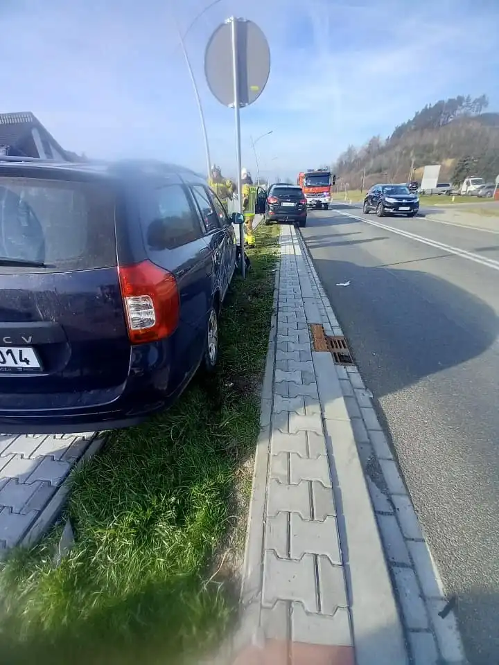 Zderzenie dwóch samochodów na DK 75. Interwencja służb ratunkowych