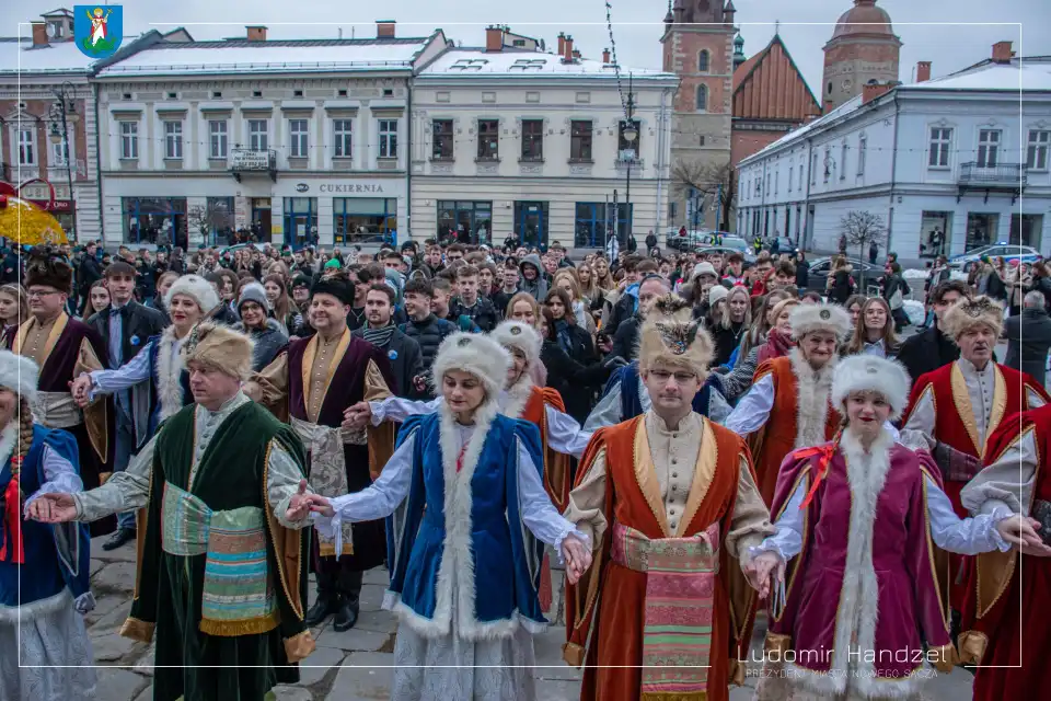 Już po raz piętnasty sądeccy maturzyści zatańczyli tradycyjnego Poloneza przed Ratuszem
